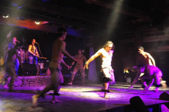 Show de danças e músicas típicas da Polinésia em bar de Hanga Roa, única cidade na Ilha de Páscoa, ilha chilena no meio do Oceano Pacífico